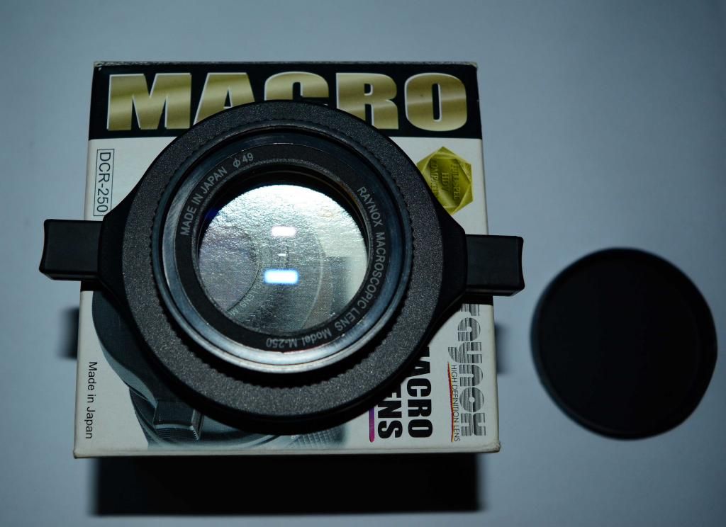 RAYNOX DCR 250 giá thanh lý - Hỗ trợ chụp macro cho len thông thường