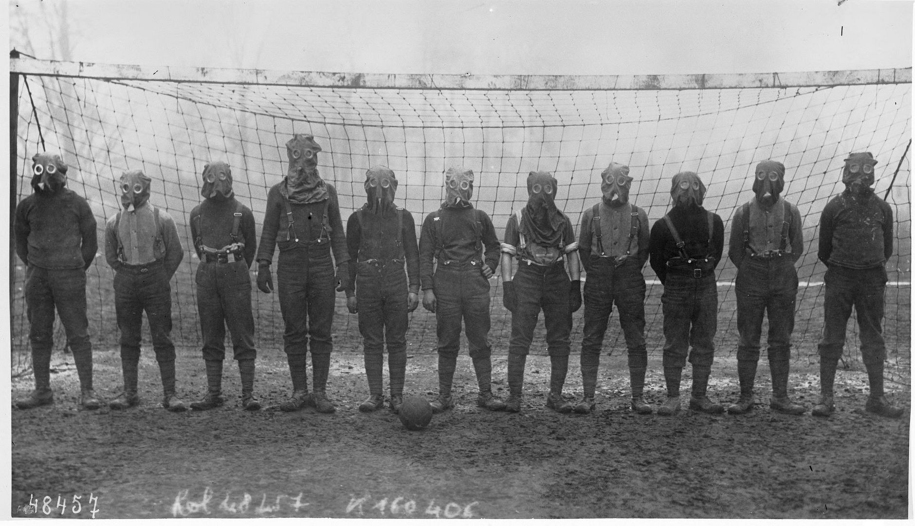 World_War_I_British_soccer_team_with_gas_masks_1916.jpg~original