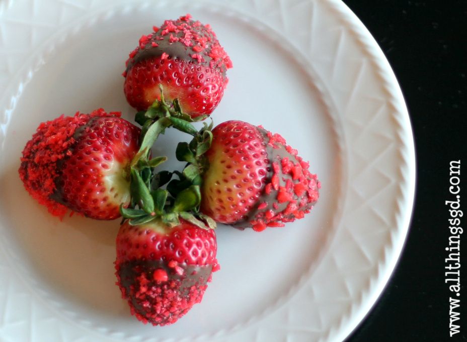 Remember Pop Rocks?  They make these chocolate-covered strawberries POP! | www.allthingsgd.com