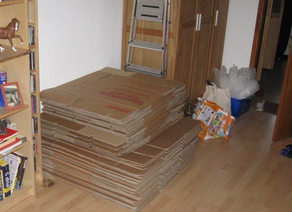 Der Stapel der ausgepacken und wieder flach zusammengelegten Kartons in der neuen Wohnung