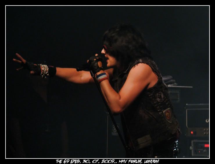 http://i302.photobucket.com/albums/nn85/grey_not_black/69%20eyes/live/Jyrki__HMV_Forum__04_by_StabWest.jpg