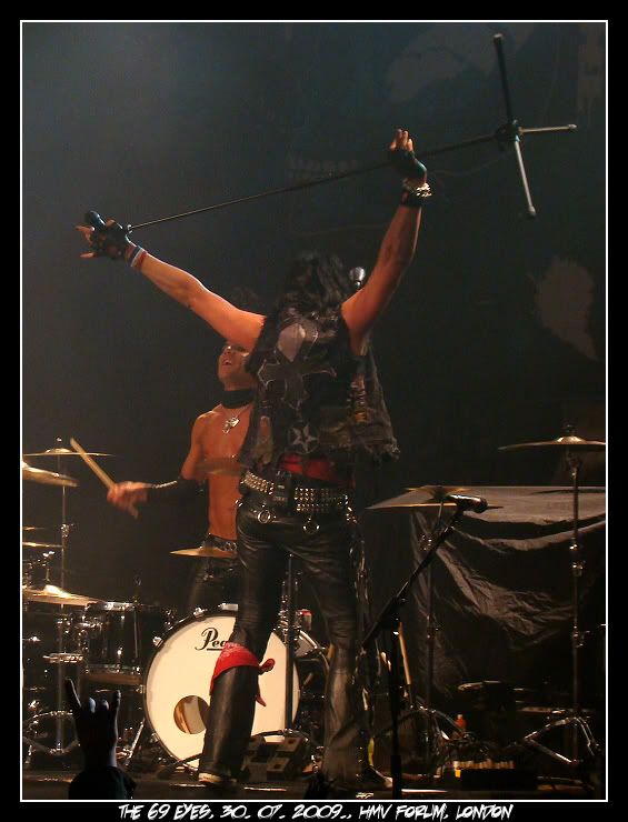 http://i302.photobucket.com/albums/nn85/grey_not_black/69%20eyes/live/Jyrki__HMV_Forum__05_by_StabWest.jpg