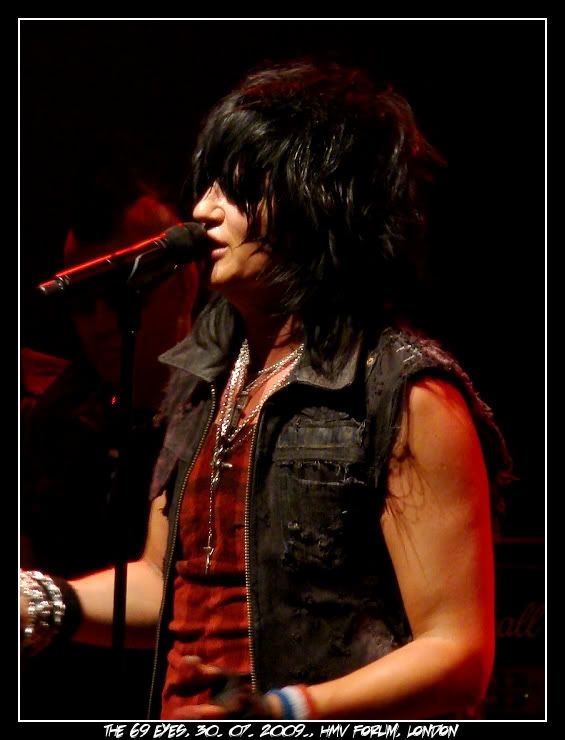 http://i302.photobucket.com/albums/nn85/grey_not_black/69%20eyes/live/Jyrki__HMV_Forum__10_by_StabWest.jpg